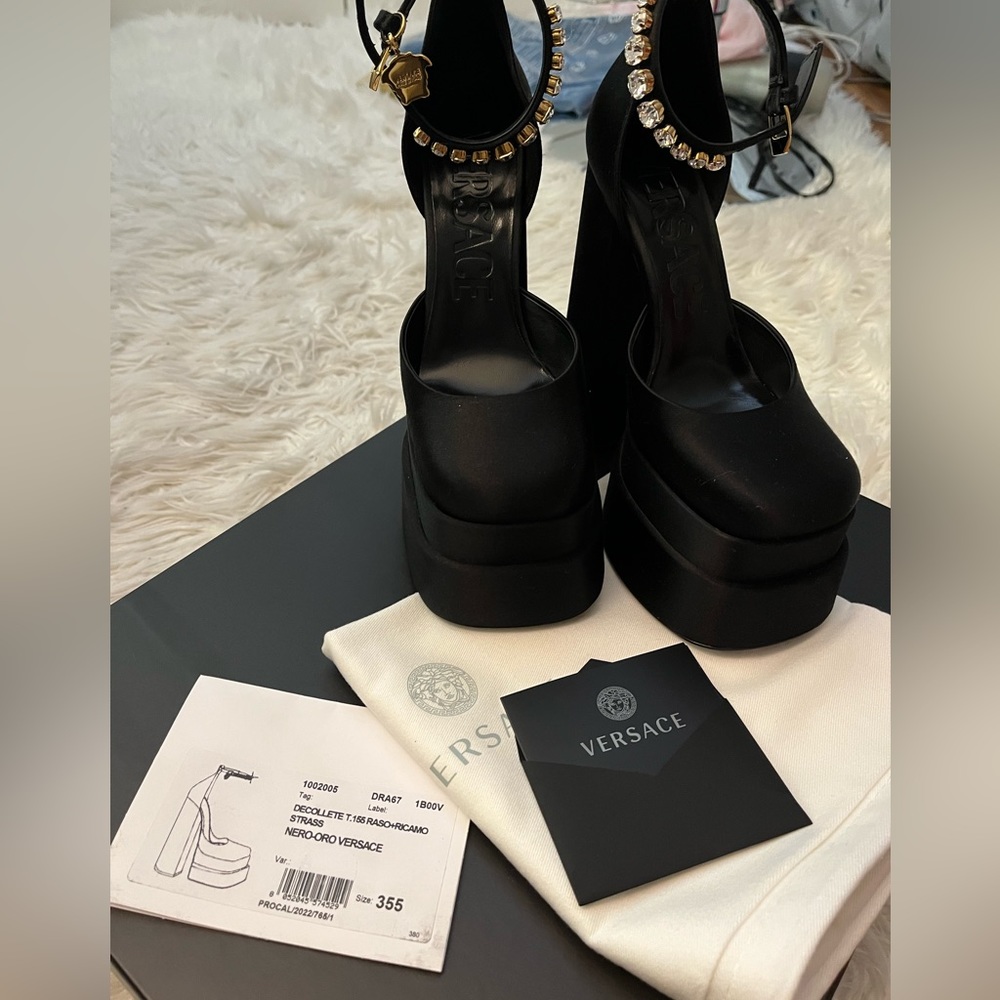 VERSACE Black Platform Pump, Wore once, surface 100 % new, 35.5, Silky Black